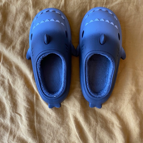 Shark Slippers by Crayon Friends unisex size 40-41 - Picture 2 of 3